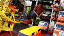 Sejumlah mainan kayu di jual di kios mainan kayu di kawasan Kalibata, Jakarta (27/5/2015). Produksi mainan lokal dan tradisional diharapkan mampu bertahan, mengingat pasar bebas Asean yang dimulai Januari 2016 mendatang. (Liputan6.com/Johan Tallo)