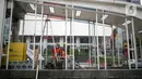 Pekerja menyelesaikan perbaikan Halte Transjakarta yang dibakar pasca aksi unjuk rasa di kawasan Bundara HI, Jakarta, Minggu (11/10/2020). Direktur Utama PT Transportasi Jakarta Sardjono Jhony Tjitrokusumo mengatakan, setidaknya ada 46 halte bus rusak. (Liputan6.com/Faizal Fanani)