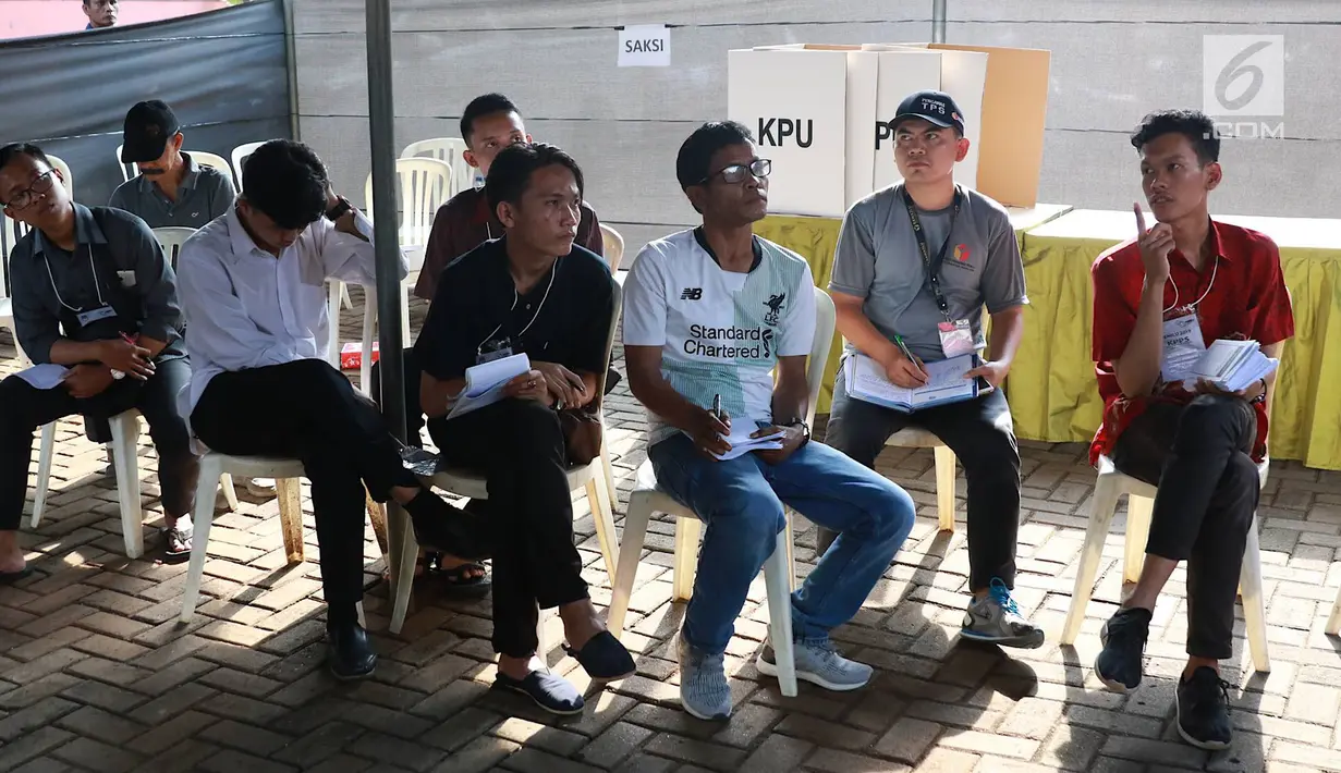 Tim pemantau Pemilu 2019 di TPS 079 Panti Sosial Bina Laras Harapan Sentosa 2, Jakarta, Rabu (17/4). Di TPS tersebut, pasangan nomor urut 01 memperoleh 61 suara, pasangan nomor urut 02 memperoleh 55 suara, sementara suara tidak sah sebanyak 88 suara. (Liputan6.com/Immanuel Antonius)
