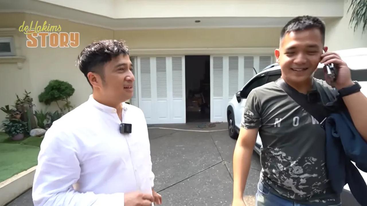 Saat masuk ke dalam rumah ada pegawai yang membukakan pagar. Tampak ada beberapa mobil yang terparkir di halaman rumahnya.