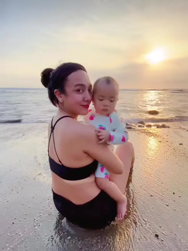 Dea Ananda sering kali liburan ke pantai, berikut potret bareng buah hati