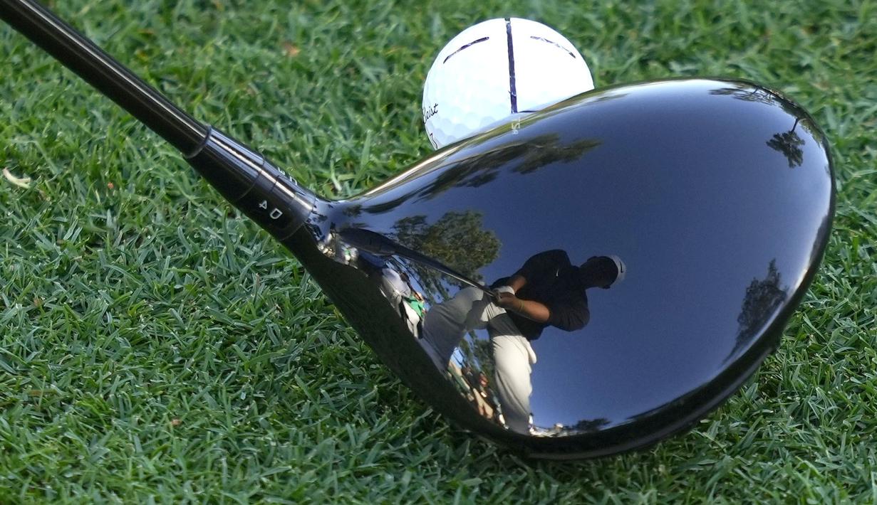 Refleksi pegolf Korea Selatan, Tom Kim di tongkat golf saat akan melakukan pukulan ke hole ke-18 selama putaran pertama turnamen Golf Masters 2024 di Augusta National Golf Club, Agusta, Georgia, Jumat (12/04/2024). (AP Photo/Matt Slocum)