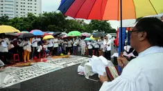 Jemaat GKI Yasmin Bogor dan HKBP Filadelfia Bekasi melakukan misa perayaan Natal 2016 di kawasan Silang Barat Laut Monas, Jakarta, Minggu (25/12). Setiap tahun, mereka beribadah di depan Istana Merdeka. (Liputan6.com/Helmi Fithriansyah)
