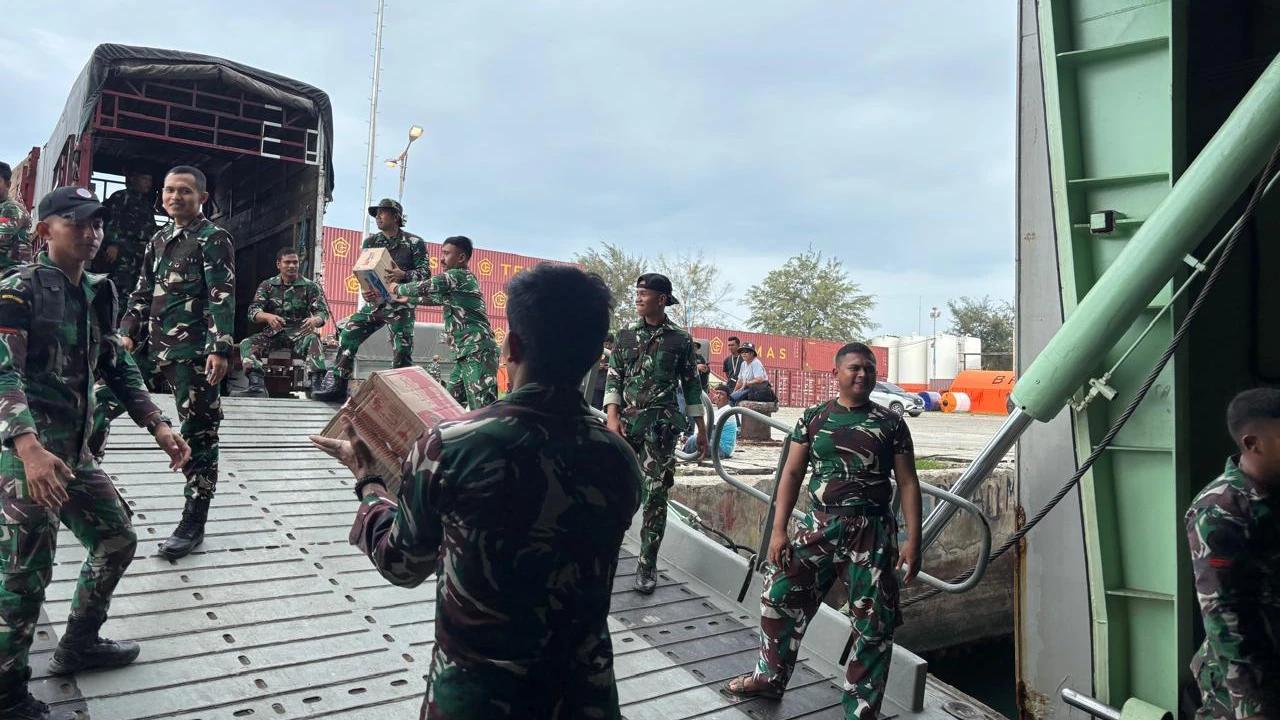 KRI Banda Aceh-593 Turun Tangan, Kirim Alat Berat dan Bantuan ke Lhokseumawe