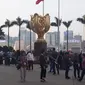 Sejumlah wisatawan memadati Golden Bauhinia Square Hong Kong.