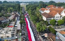 Ribuan Warga Bogor Ikuti Kirab Bendera Merah Putih Raksasa