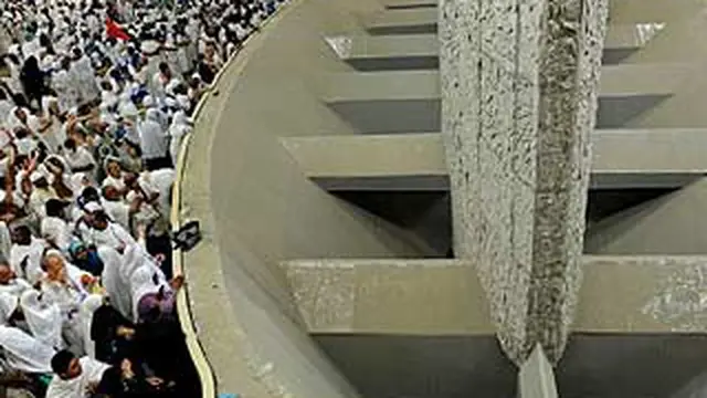 Jemaah lempar jumroh