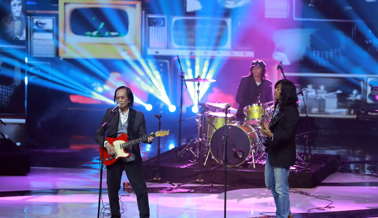 Yon Koeswoyo membawakan lagu 'Tak Bisakah'  yang dipopulerkan Peterpan. Sambil memainkan gitarnya, Yon menyanyikan lagu Ariel Cs secara upbeat. (Adrian Putra/Bintang.com)