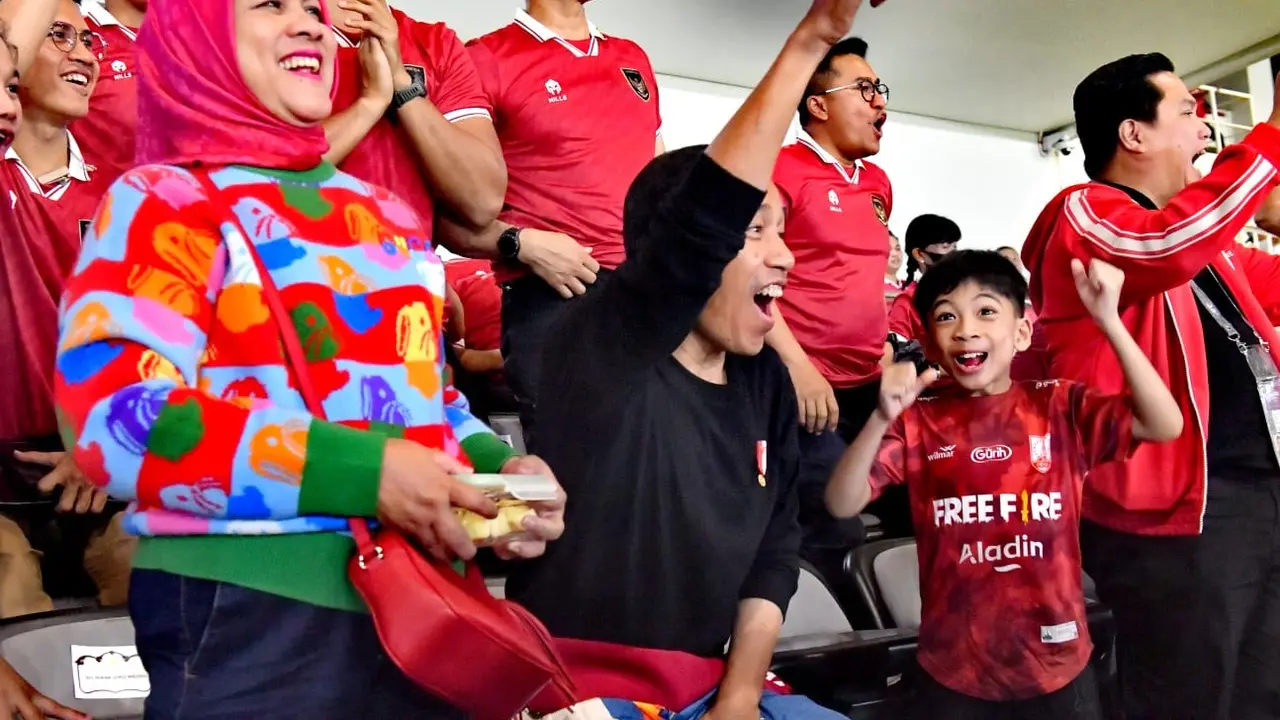 Ajak Jan Ethes, Jokowi Nonton Laga Indonesia Vs Turkmenistan Didampingi Erick Thohir