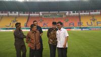 Wakil Presiden Jusuf Kalla (dua dari kiri) meninjau Stadion Si Jalak Harupat di Soreang, Kabupaten Bogor, Rabu (8/8/2018). (Bola.com/Muhammad Ginanjar)