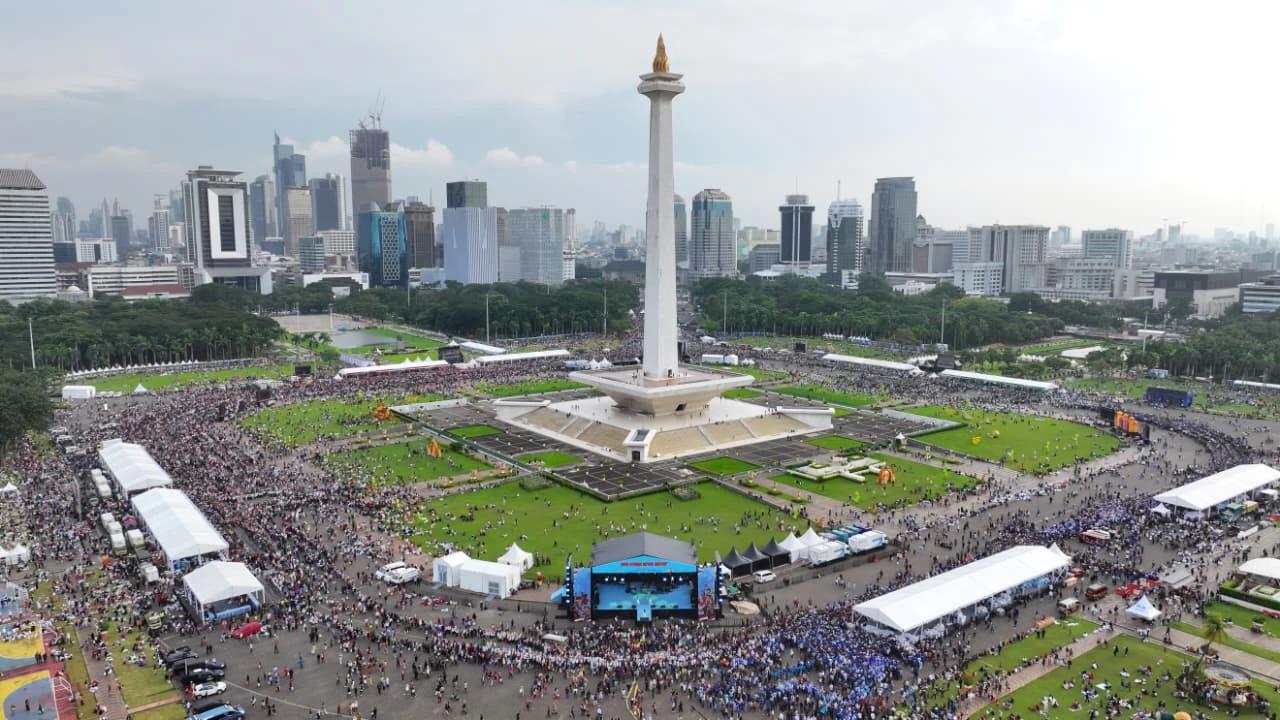 Antusiasme Tinggi! Warga Berburu Sembako dan Makanan Gratis di Monas