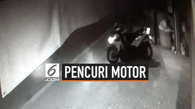 Aksi pencurian sepeda motor di Padalarang, Bandung Barat, Jawa Barat, Senin (16/9/2019) dini hari terekam CCTV. Dua sepeda motor yang terparkir di rumah kontrakan dibawa kabur pencuri.