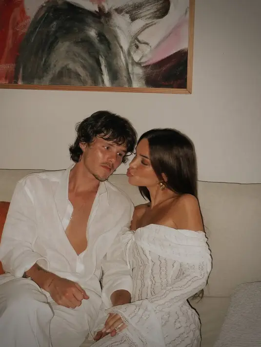 Kompak pakai baju putih, Cruz Beckham dan Jackie Apostel berbagai pandangan romantis yang bikin baper [@jackie_apostel]