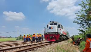 Gerbong KA Argo Bromo Anggrek anjlok di Stasiun Pegadenbaru, Subang. (dok. Kantor SAR Bandung)