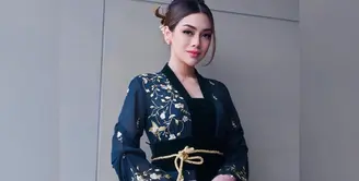 Setelah rumah tangganya dengan Stefan William kandas pada tahun 2021 lalu, Celine Evangelista belum lagi mencari pendamping. Perempuan empat orang anak itu mengungkapkan alasannya hingga kini belum menikah lagi. [Instagram/celine_evangelista]