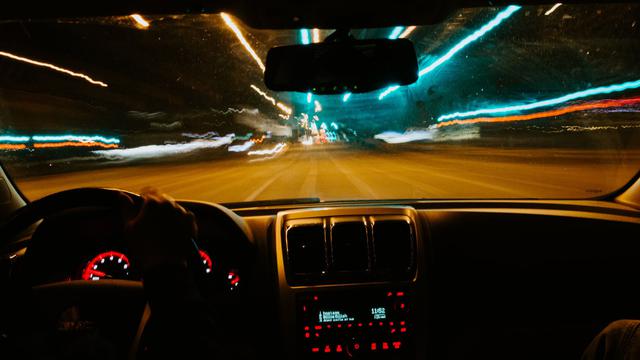 Ilustrasi mengendarai mobil