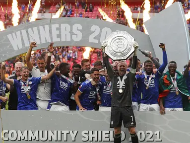Leicester City berhasil mengangkat trofi Community Shield 2021 setelah berhasil menundukkan juara Liga Inggris musim lalu, Manchester City. The Foxes mampu unggul tipis walapun kekuatan permainan hampir seimbang selama 90 menit. (Foto: AFP/Adrian Dennis)