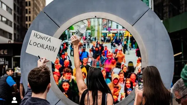 Pengunjung yang mencoba pengalaman portal