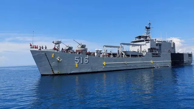 Kapal perang Republik Indonesia (KRI) Teluk Banten-516, sementara berlabu di perairan laut Ende, untuk melaksanakan vaksinasi Covid - 19 bagi parga Kabupaten Ende. (Liputan6.com/Dionisius Wilibardus)