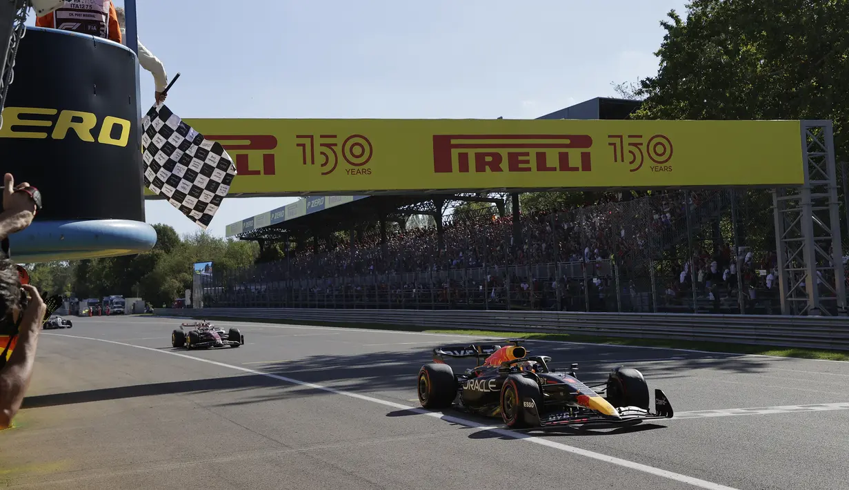 Max Verstappen pun akhirnya menjadi pembalap pertama yang melintasi garis finis di belakang safety car yang terus berada di lintasan hingga balapan usai. Posisi kedua ditempati Charles Leclerc dan George Russell harus puas di posisi ketiga. (AP/Pool/Ciro De Luca)