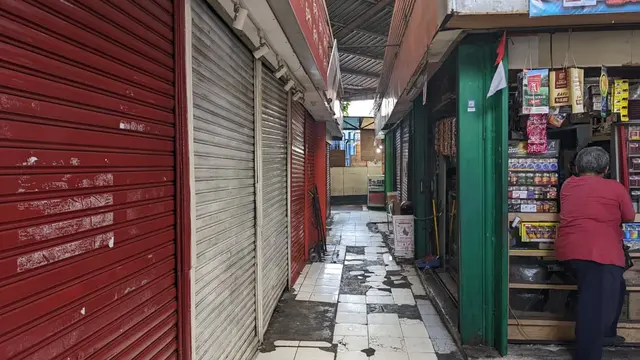 Kondisi  kios di Plaza 2 Blok M, Jakarta Selatan, yang ditinggal penyewa. (Liputan6.com/Aji)