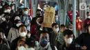 Sejumlah penumpang berjalan setibanya di Stasiun Pasar Senen, Jakarta, Rabu (11/5/2022). Kedatangan pemudik dari daerah lain tujuan Daop 1 Jakarta terpantau masih cukup tinggi seiring berakhirnya libur sekolah dan mulai masuk pada 12 Mei 2022. (Liputan6.com/Angga Yuniar)