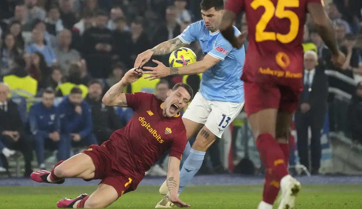 AS Roma sendiri harus bermain dengan 10 pemain karena Roger Ibanez mendapat dua kartu kuning. (AP Photo/Gregorio Borgia)