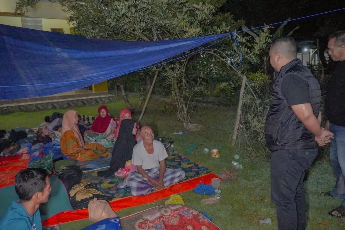 Gus Yani saat meninjau warga Bawean yang berada di pengungsian akibat gempa Tuban. (Istimewa)