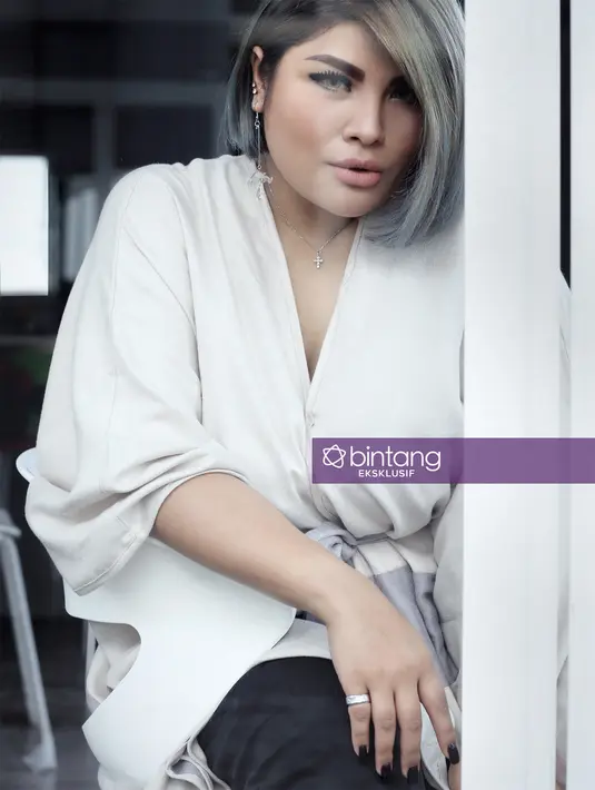 Sebagai penyanyi, ia sadar bahwa banyaknya persaingan harus pintar-pintar. Tapi ia selalu memegang pada kualitas. Meski hal itu dirasakan bukan hal mudah. (Bambang E. Ros/Bintang.com)
