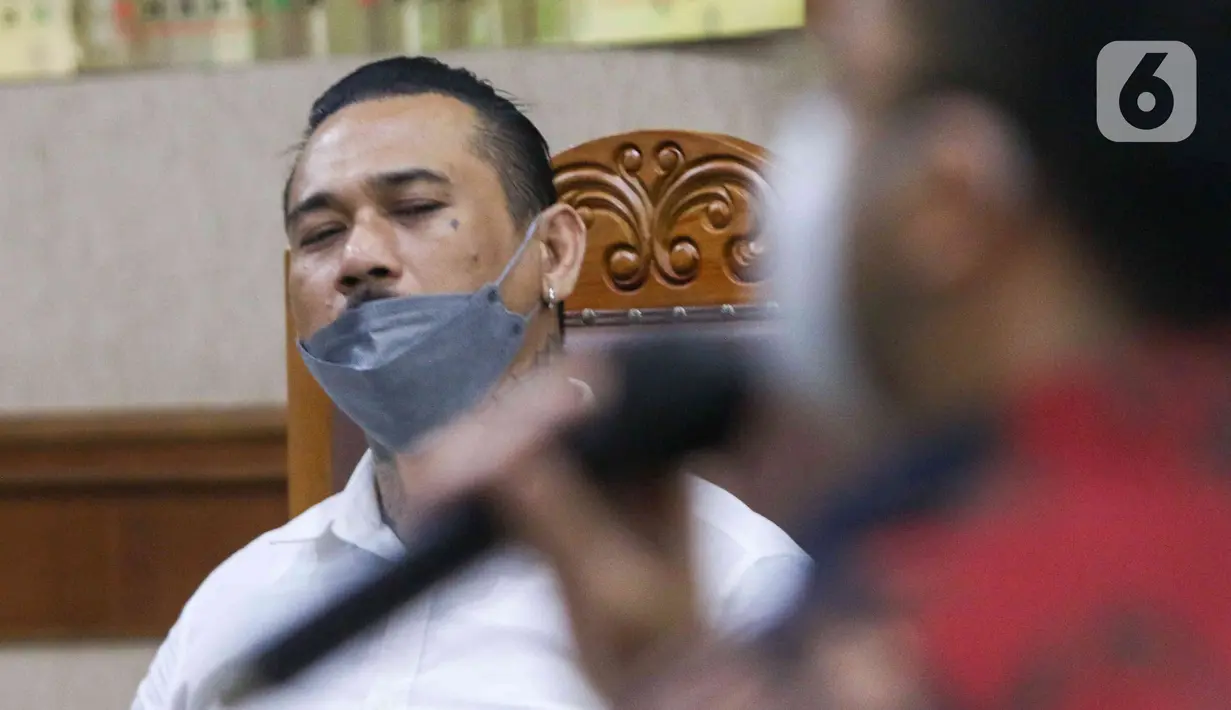 Terdakwa I Gede Ari Astina atau Jerinx SID menjalani sidang lanjutan kasus pengancaman pada Adam Deni di PN Jakarta Pusat, Jakarta, Senin (14/2/2022). Agenda sidang lanjutan ini mendengarkan keterangan dari saksi ahli dari terdakwa. (Liputan6.com/Herman Zakharia)