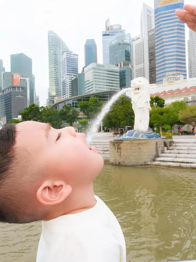 Rayyanza Berpose Lucu di Depan Patung Merlion, Komentar Netizen Bikin Salfok