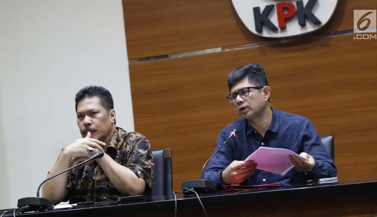 Wakil Ketua KPK, La Ode Muhammad Syarif (kanan) bersama Jamintel, Jan S Maringka memberi keterangan terkait OTT dua orang jaksa di Gedung KPK, Jakarta, Sabtu (26/6/2019). Dalam OTT tersebut, KPK menahan dua jaksa, dua pengacara dan satu orang dari swasta. (Liputan6.com/Helmi Fithriansyah)