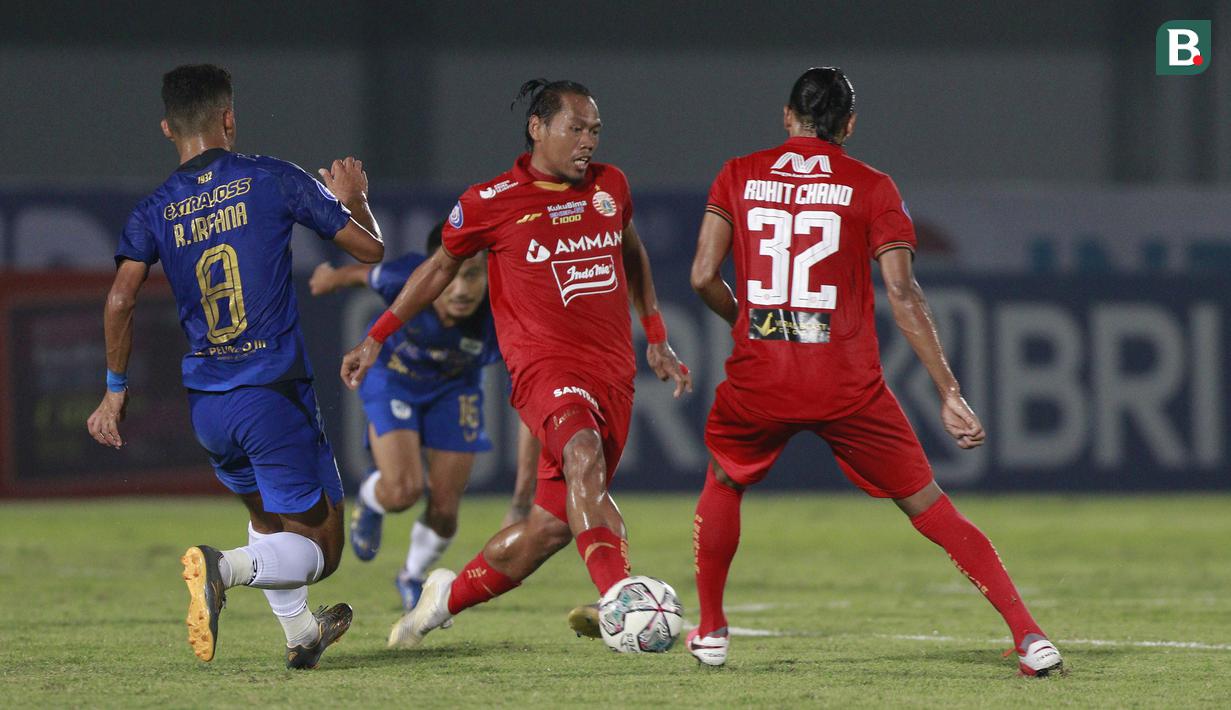 Bek Persija Jakarta, Tony Sucipto (tengah) berusaha melewati pemain PSIS Semarang dalam laga pekan kedua BRI Liga 1 2021/2022 di Indomilk Arena, Tangerang, Minggu (12/9/2021). (Foto: Bola.Com/M. Iqbal Ichsan)