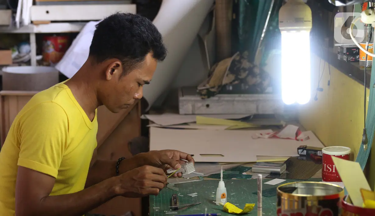 Pekerja tengah membuat maket tata bangunan di industri rumahan di Jakarta, Selasa (2/2/2021). Kementerian Koperasi dan UKM menetapkan enam strategi yang akan diterapkan tahun ini untuk membangkitkan sektor koperasi dan UMKM. produk. (Liputan6.com/Angga Yuniar)