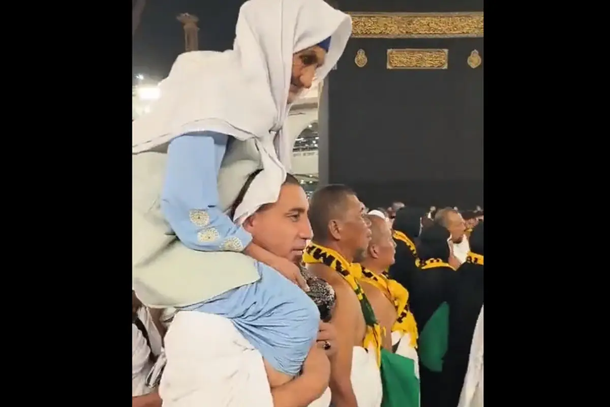 Viral, seorang jemaah Umrah menggendong sosok ibu yang sudah lanjut usia.