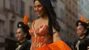 Anggun juga ditemani puluhan penari asal Solo, Jawa Tengah. Selain itu, orkestra gamelan juga mengiringi aksi nyindennya di Rue de Rivoli, jalanan di pusat kota Paris. (Instagram/anggun_cipta)