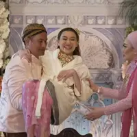 Intip tampilan gagah Mudjie Massaid gantikan peran mendiang Adjie Massaid di rangkaian prosesi jelang pernikahan Aaliyah Massaid. [YouTube/Thariq Halilintar].