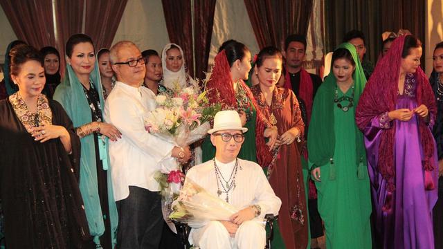 Harry De Fretes Menangis Di Hadapan Jenazah Robby Tumewu Showbiz Liputan6 Com