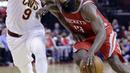 Pemain Houston Rockets, James Harden (kanan) menggiring bola melewati adangan pemain Cavaliers, Dwyane Wade pada laga NBA basketball game di Toyota Center, Houtson, (9/11/2017). Houtson menang  atas Cavs 117-113. (AP/Michael Wyke)