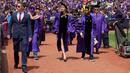 Penyanyi Taylor Swift tiba untuk menyampaikan pidato pada upacara pembukaan New York University untuk angkatan 2022 di Yankee Stadium, New York, Amerika Serikat, 18 Mei 2022. (Dia Dipasupil/Getty Images/AFP)