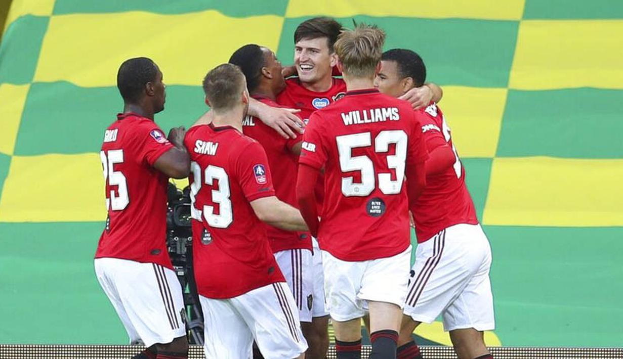 Para pemain Manchester United merayakan gol yang dicetak oleh Harry Maguire ke gawang Norwich City pada laga Piala FA di Carrow Road, Norwich, Sabtu (27/6/2020). Manchester United menang 2-1 atas Norwich City. (AP/Catherine Ivill)
