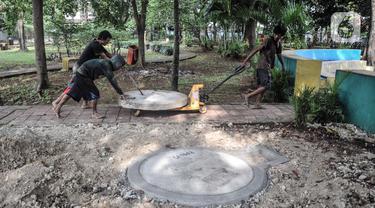 FOTO: Pembangunan Sumur Resapan di RPTRA Meruya Utara