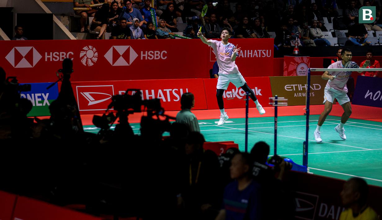<p>Pebulu tangkis ganada putra Indonesia, Fajar Alfian/Muhammad Rian Ardianto berusaha menjangkau kok pukulan dari pasangan China, Xie Hao Nan/Zeng Wei Han pada laga perempat final Indonesia Masters 2025 yang berlangsung di Istora Senayan, Jakarta, Jumat (24/01/2025). (Bola.com/Bagaskara Lazuardi)</p>