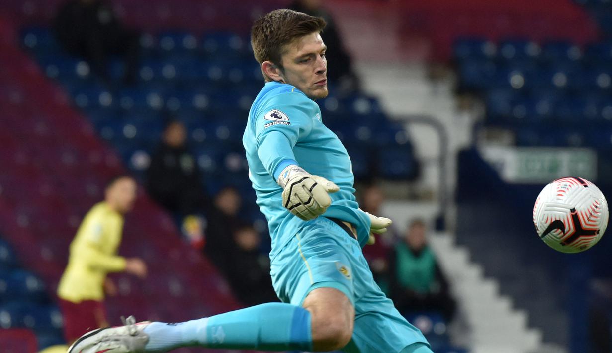 Nick Pope. Kiper asal Inggris berusia 29 tahun yang memperkuat Burnley ini sukses membuat 114 saves dalam 32 penampilannya musim ini. Ketangguhannya di bawah mistar juga menjadi salah satu kunci timnya terhindar dari degradasi musim ini. (AFP/Rui Vieira/Pool)