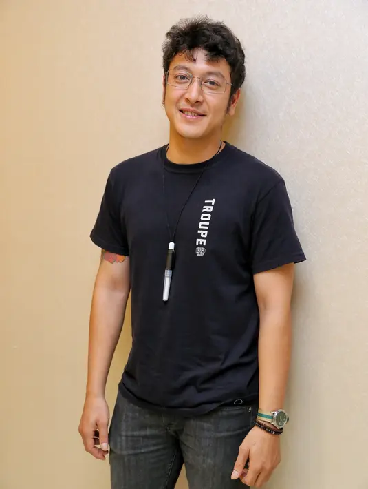 "Jujur sih gue malah klah pede kayaknya. Gila nih orang-orang pede banget. Bagus sih, itu wajib kita contoh banget," ungkap Dimas Anggara saat ditemui di Tangerang City Mall, Jumat (10/2/2017). (Adrian Putra/Bintang.com)