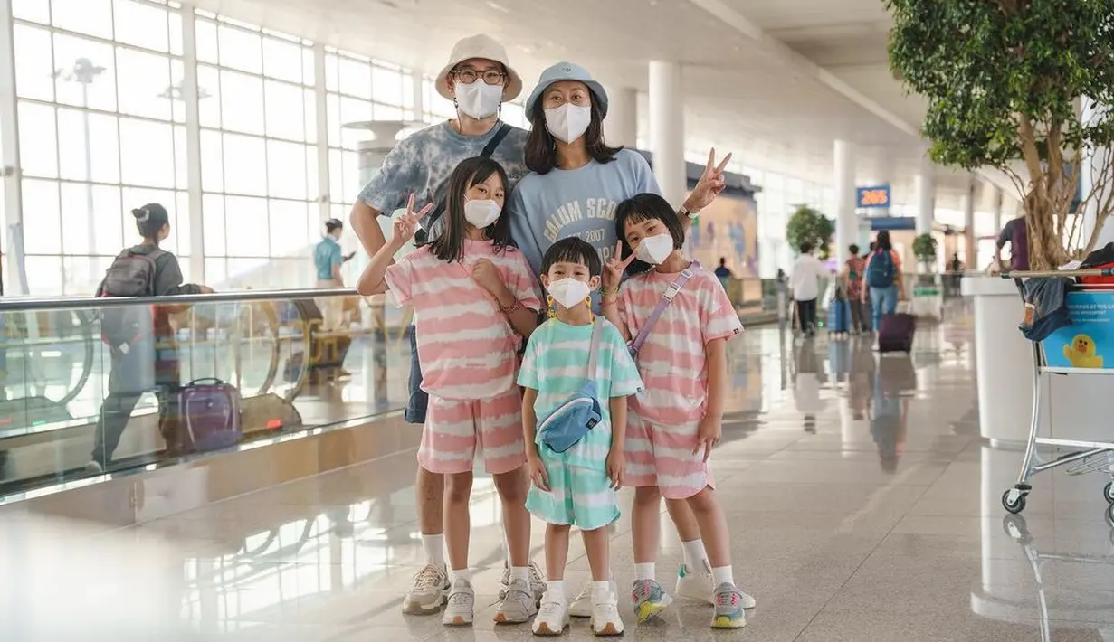 Ini dia momen kedatangan Kimbab Family di Indonesia pada awal Agustus lalu. Soal penampilan, keluarga multikultural Indonesia dan Korea Selatan ini memang selalu dikenal kompak.(Instagram/kimbabfamily.official).