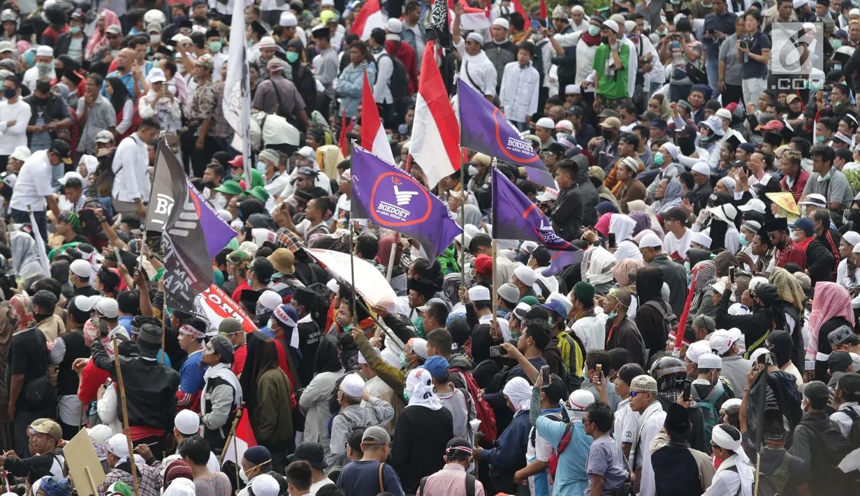 Kerumunan peserta aksi massa Gerakan Nasional Kedaulatan Rakyat saat melakukan unjuk rasa di perempatan dekat Gedung Bawaslu, Jakarta, Rabu (22/5/2019). Dalam aksinya, mereka meminta Bawaslu memeriksa kembali hasil Pemilu 2019. (Liputan6.com/Helmi Fithriansyah)