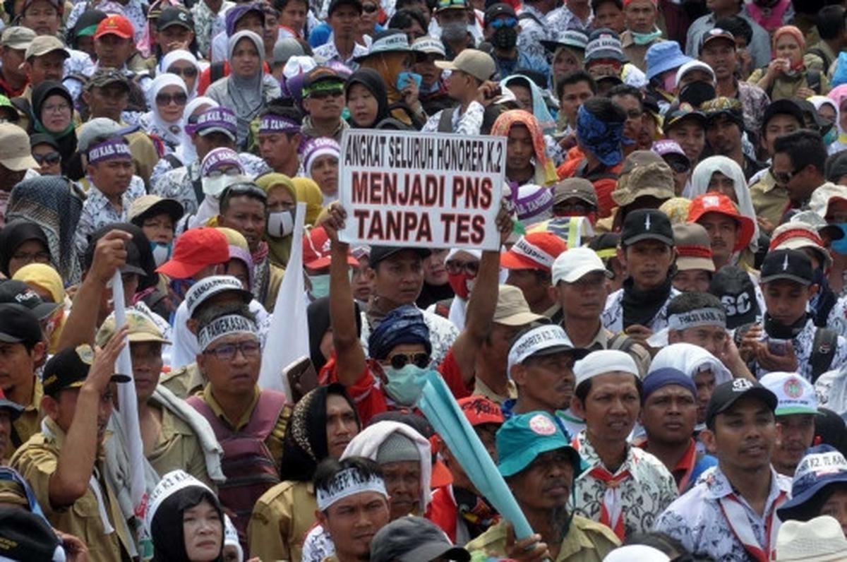 Tuntut jadi PNS, ribuan guru honorer banjiri Gedung DPR