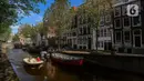 Sebuah kapal berlayar melewati kanal di kota Amsterdam, Belanda, Selasa (22/05/2024). (merdeka.com/Arie Basuki)