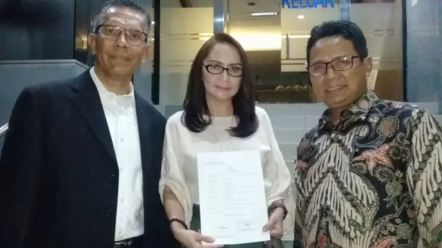 Restuti Aprilia bersama kuasa hukumnya, Partahi Sihombing